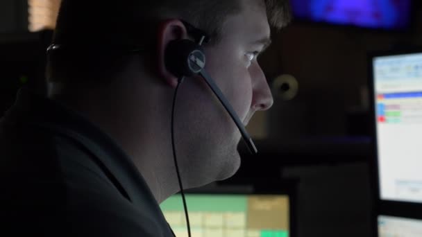 Egy 911 Diszpécser Dolgozik Számítógépes Állomásán Egy Irányítóközpontban Hogy Segítsen — Stock videók