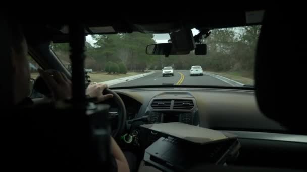 Politieagent Rijdt Zijn Patrouillewagen Verkeerswetten Handhaven — Stockvideo