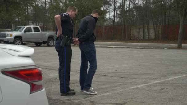 Αστυνομικός Βάζει Χειροπέδες Μεθυσμένο Οδηγό Που Απέτυχε Αλκοτέστ Κατά Διάρκεια — Αρχείο Βίντεο