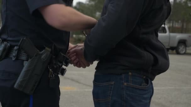 Αστυνομικός Βάζει Χειροπέδες Μεθυσμένο Οδηγό Που Απέτυχε Αλκοτέστ Κατά Διάρκεια — Αρχείο Βίντεο