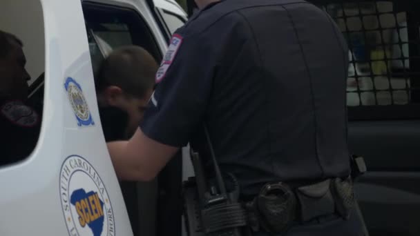 Policjant Aresztuje Pijanego Kierowcę Który Oblał Test Jazdę Pod Wpływem — Wideo stockowe