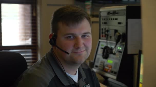Despachante 911 Sorrindo Para Retrato Movimento Sua Mesa Centro Controle — Vídeo de Stock
