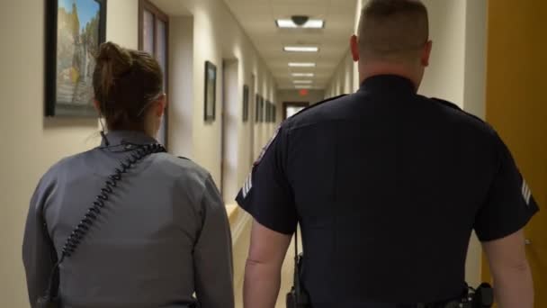 Двоє Поліцейських Спускаються Коридору Будівлі Поліцейського Департаменту — стокове відео