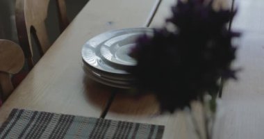 Yemeye hazır sağlıklı bir brokoli, tavuk ve patates yemeği.