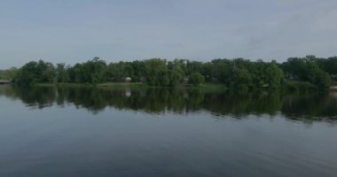 Şafakta elde taşınan huzurlu göl