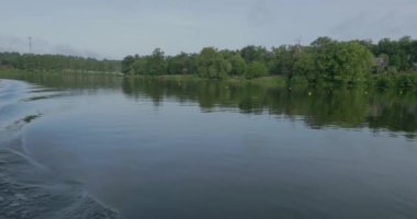 Huzurlu bir gölde, bir teknede