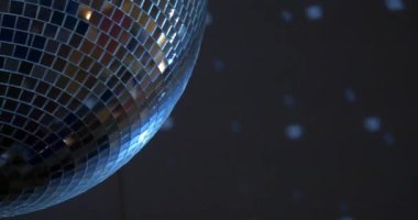 Dans partisinde parlayan ve parlayan bir disko topunun ayrıntıları