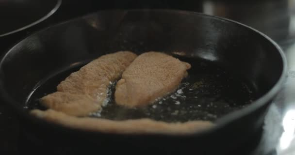요리하면서 뜨거운 남비에 튀기는 닭고기 — 비디오