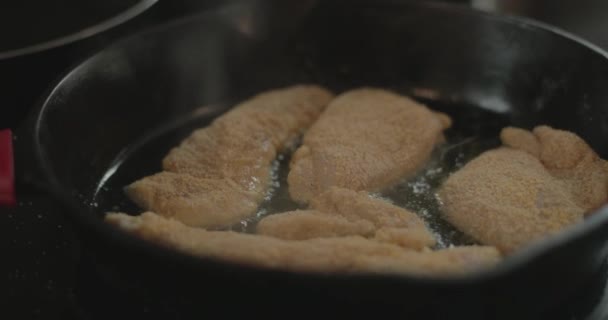 Smażone Piersi Kurczaka Siedzieć Patelni Gorące Gotowe Jedzenia Posiłek — Wideo stockowe