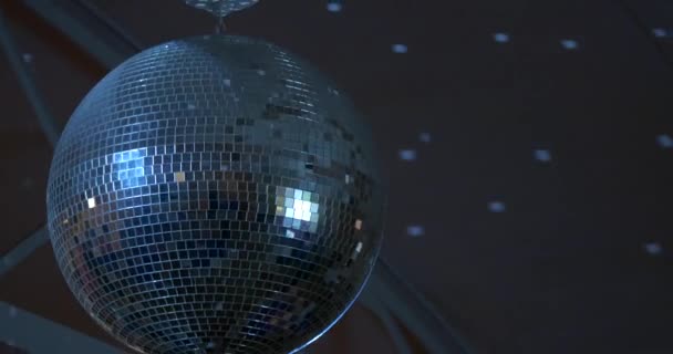Dans Partisinde Parlayan Parıldayan Bir Disko Topu — Stok video