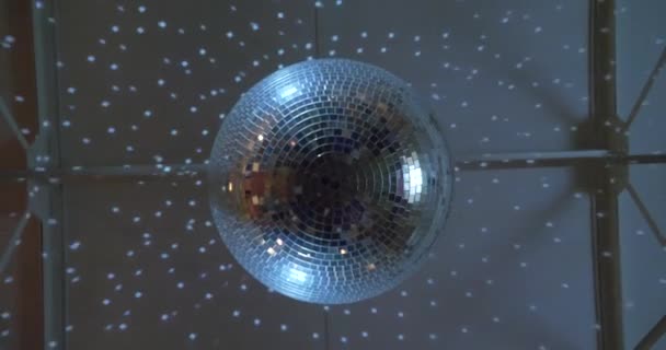 Aşağıdaki Dans Partisinde Dönen Disko Topu Parıldıyor Parıldıyor — Stok video