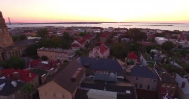 Charleston, SC 'den ikonik Pineapple Fountain ve Charleston Harbor' a hava perspektifi geliyor. Charleston şehir merkezinde, Waterfront Park 'ta..