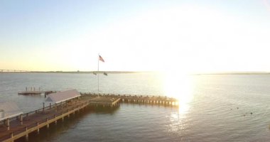 Charleston, SC 'den ikonik Pineapple Fountain ve Charleston Harbor' a hava perspektifi geliyor. Charleston şehir merkezinde, Waterfront Park 'ta..