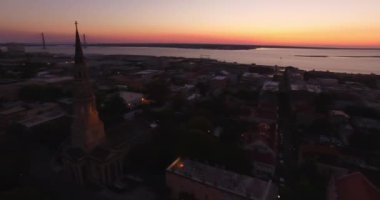 Charleston, SC 'den ikonik Pineapple Fountain ve Charleston Harbor' a hava perspektifi geliyor. Charleston şehir merkezinde, Waterfront Park 'ta..