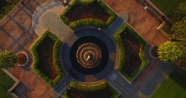 Charleston, SC 'den ikonik Pineapple Fountain ve Charleston Harbor' a hava perspektifi geliyor. Charleston şehir merkezinde, Waterfront Park 'ta..