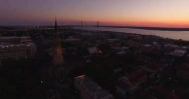 Charleston, SC 'den ikonik Pineapple Fountain ve Charleston Harbor' a hava perspektifi geliyor. Charleston şehir merkezinde, Waterfront Park 'ta..