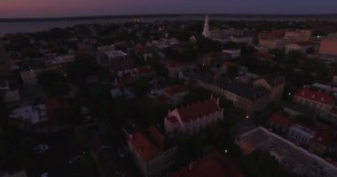 Charleston, SC 'den ikonik Pineapple Fountain ve Charleston Harbor' a hava perspektifi geliyor. Charleston şehir merkezinde, Waterfront Park 'ta..