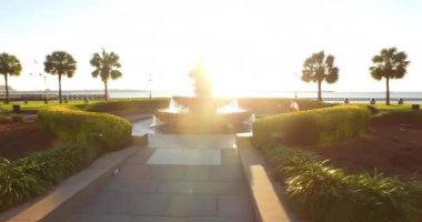 Charleston, SC 'den ikonik Pineapple Fountain ve Charleston Harbor' a hava perspektifi geliyor. Charleston şehir merkezinde, Waterfront Park 'ta..