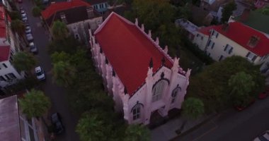 Charleston, SC 'den ikonik Pineapple Fountain ve Charleston Harbor' a hava perspektifi geliyor. Charleston şehir merkezinde, Waterfront Park 'ta..
