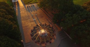 Charleston, SC 'den ikonik Pineapple Fountain ve Charleston Harbor' a hava perspektifi geliyor. Charleston şehir merkezinde, Waterfront Park 'ta..