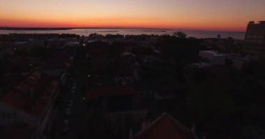 Charleston, SC 'den ikonik Pineapple Fountain ve Charleston Harbor' a hava perspektifi geliyor. Charleston şehir merkezinde, Waterfront Park 'ta..