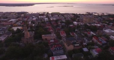 Charleston, SC 'den ikonik Pineapple Fountain ve Charleston Harbor' a hava perspektifi geliyor. Charleston şehir merkezinde, Waterfront Park 'ta..