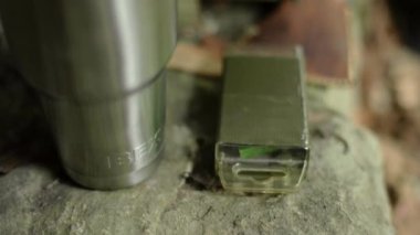 Plastik kibrit kutusunu sırt çantasında bir çantaya dolduran bir adamın el kamerası görüntüsü..