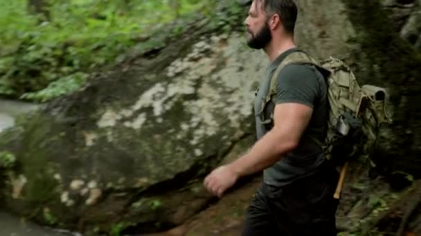 Homme Descend Vers Ruisseau Coulant Sur Sentier Forestier — Video