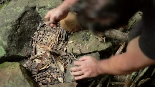 Tiro Mão Homem Construindo Uma Pequena Fogueira Usando Galhos Anel — Vídeo de Stock