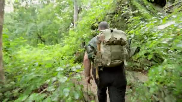 Hombre Camina Con Una Mochila Largo Sendero Través Bosque Espeso — Vídeo de stock