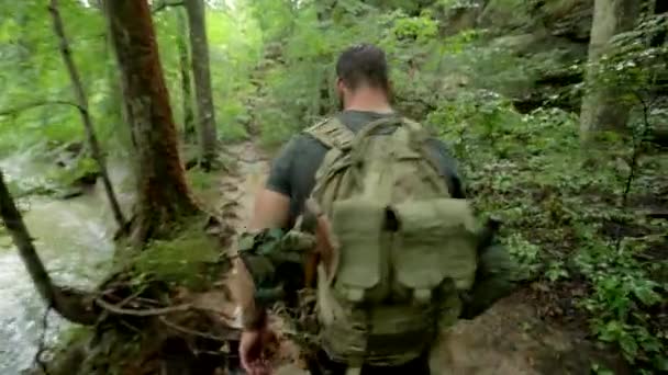 Bir Adam Sırtında Sırt Çantasıyla Nehir Kıyısındaki Sık Bir Ormanın — Stok video