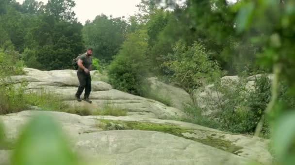 Handschuss Eines Männlichen Wanderers Rucksack Auf Großen Felsbrocken — Stockvideo