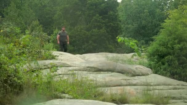 Foto Mano Excursionista Mochilero Grandes Rocas — Vídeo de stock