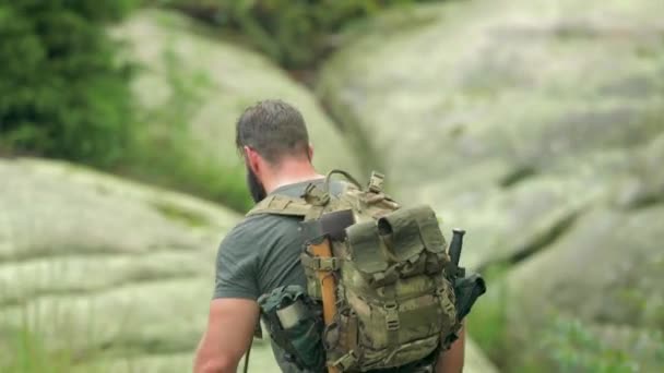 Tiro Portátil Caminhante Masculino Mochila Grandes Pedras — Vídeo de Stock