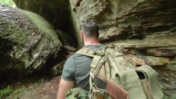 Hombre Camina Con Una Mochila Largo Acantilado Roca Una Roca — Vídeos de Stock