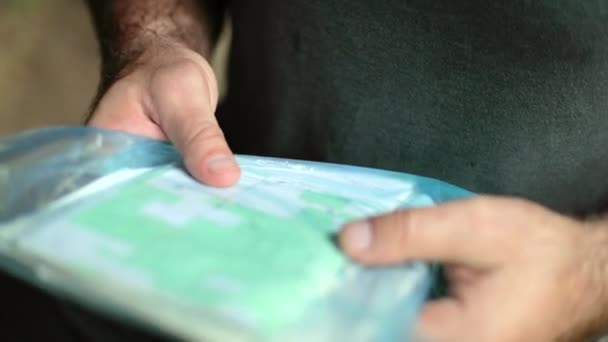Bir Adamın Topografik Haritasını Sığ Odak Noktasında Tutarken Elde Çekilmiş — Stok video