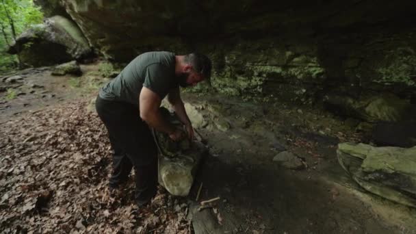 Een Man Pakt Een Rugzak Samen Met Een Bijl — Stockvideo