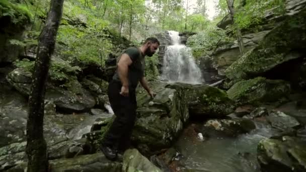 Samiec Wędrowca Stoi Dnie Burden Falls Płynącym Strumieniem Jego Stóp — Wideo stockowe