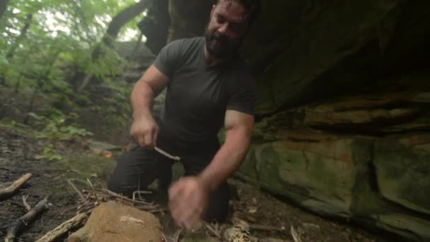 Disparo Mano Hombre Construyendo Una Pequeña Fogata Usando Ramitas Anillo — Vídeo de stock