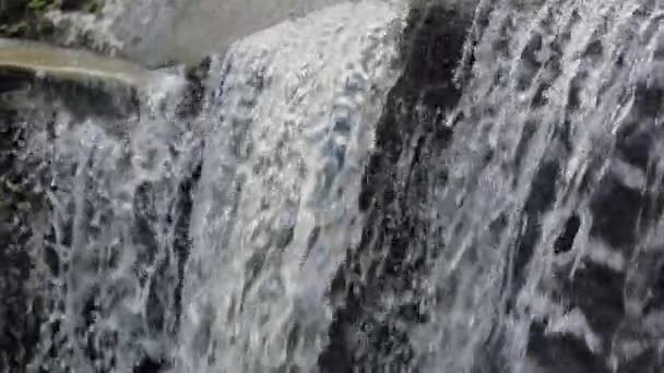 Detalhe Câmera Lenta Cachoeira Salpicando Sobre Penhasco — Vídeo de Stock