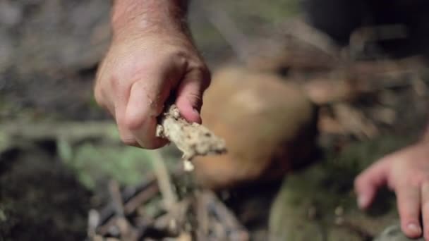 Ein Männlicher Camper Zerbröselt Zeitlupe Teile Von Einem Stock Sie — Stockvideo