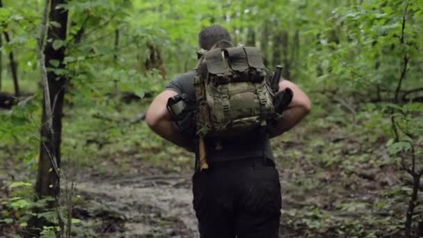 Caminante Masculino Caminando Por Bosque Enfoque Superficial Cámara Lenta — Vídeo de stock