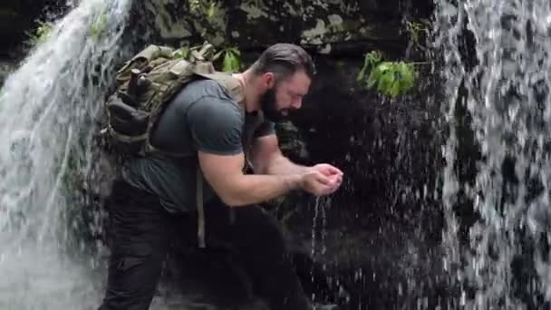 Caminhante Masculino Pega Água Perto Fundo Uma Cachoeira Fluindo Câmera — Vídeo de Stock