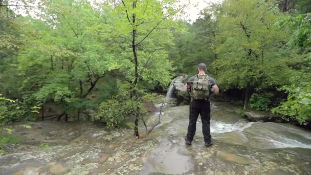 Randonneur Masculin Tient Ruisseau Sommet Une Cascade Ralenti — Video