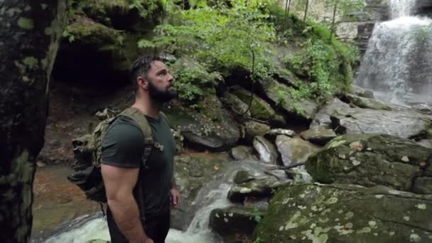Een Mannelijke Wandelaar Staat Bodem Van Een Grote Waterval Slow — Stockvideo