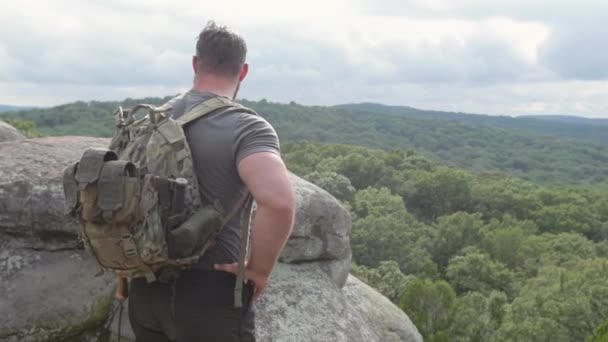 Seorang Pejalan Kaki Laki Laki Berdiri Tepi Tebing Batu Dengan — Stok Video