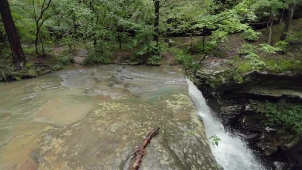 Parte Superior Una Cascada Que Fluye Cámara Lenta Sobre Gran — Vídeo de stock