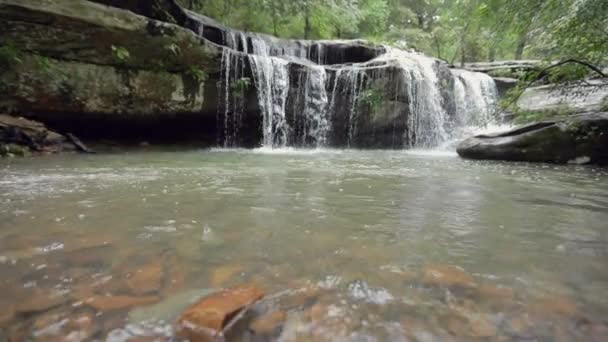 Vatten Som Rinner Damm Botten Serie Vattenfall Slow Motion — Stockvideo