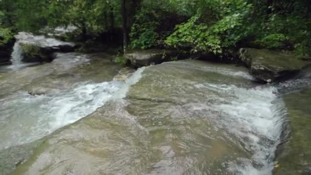 Detail Eines Kleinen Wasserfalls Der Sich Einem Wald Von Felsen — Stockvideo