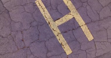 Helikopterden helikopter pistinde kalkış perspektifi.